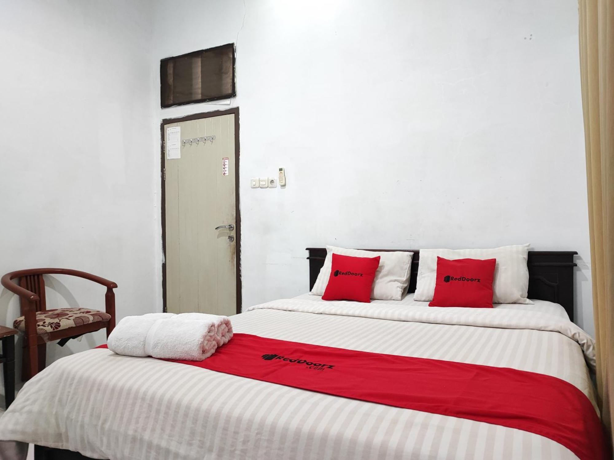 Reddoorz Syariah Near Universitas Batanghari จัมบี ภายนอก รูปภาพ